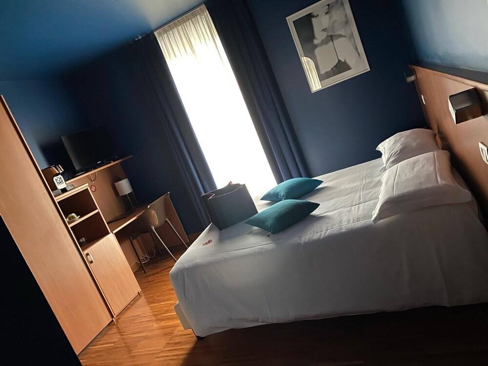 Albergo Residenza Al Teatro Udine Bagian luar foto