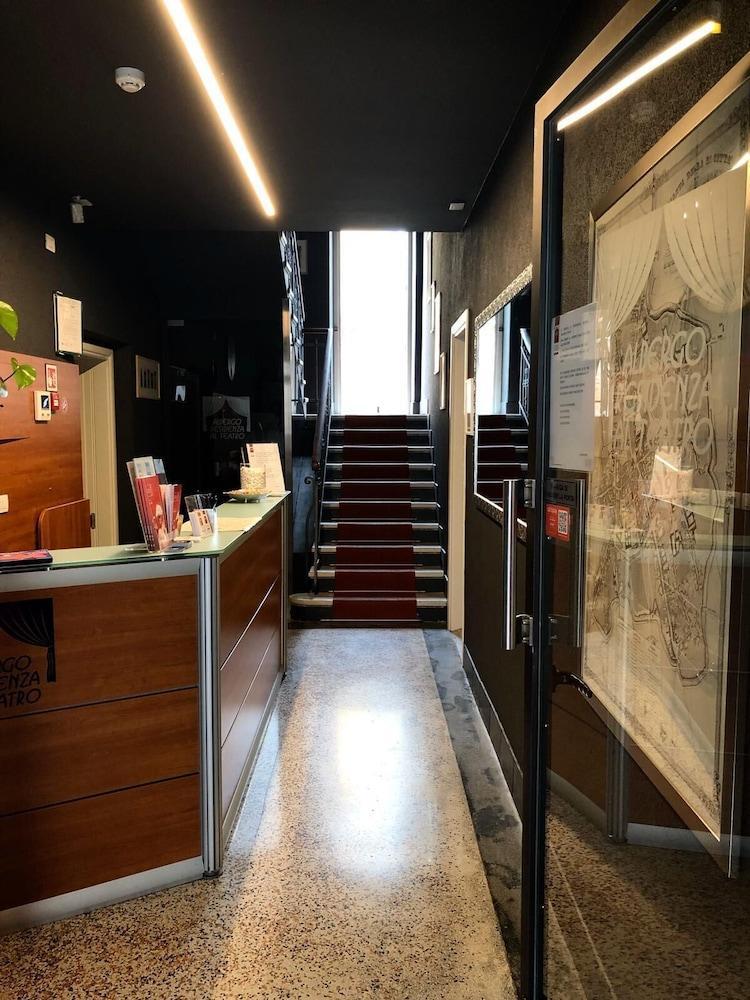 Albergo Residenza Al Teatro Udine Bagian luar foto