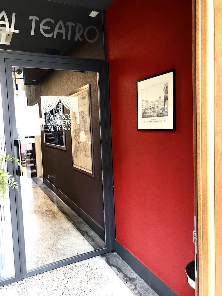 Albergo Residenza Al Teatro Udine Bagian luar foto